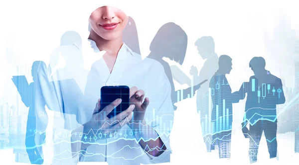 Ofisteki Kadın Ellerinde Akıllı Telefon Kullanıyor Borsada Grafikler Şamdanlar Büyüyor — Stok fotoğraf