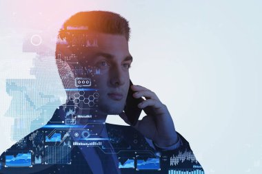 Akıllı telefonlu bir iş adamı. Bilgi güvenliği, semboller ve devrelerle dolu bir dünya küresi. Başarılı CEO ve iş dünyasındaki teknolojiler kavramı