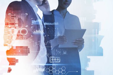 Tabletli ofis çalışanları, şamdanlar ve hologram simgeleriyle grafik değişiklikleri, gökdelenlerle çift pozlama. Finans, teknoloji ve takım çalışması kavramı