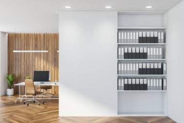 Masası ve masaüstü bilgisayarı olan aydınlık ofis odası, parke zemininde koltuklar. Klasörlü raflar, köşeye yerleştirme ve şehir manzaralı pencereler. Boşluk duvarını kopyala, 3B görüntüleme