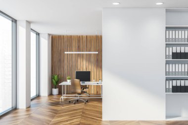 Masası ve masaüstü bilgisayarı olan aydınlık ofis odası, parke zemininde koltuklar. Klasörlü raflar, köşeye yerleştirme ve şehir manzaralı pencereler. Boşluk duvarını kopyala, 3B görüntüleme