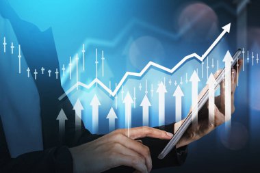 Elektronik aletli kadın elleri, büyüyen beyaz okla çifte maruz kalma. Pozitif dinamik ve şamdanlar. Teknoloji ve finansal analiz kavramı