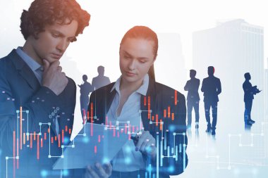 Borsa değişiklikleri üzerinde çalışan bir grup iş adamı. Şamdanlı eski çizelge. Çifte maruziyet. Takım çalışması, toplantı ve iş anlaşması. Finans ve ticaret kavramı