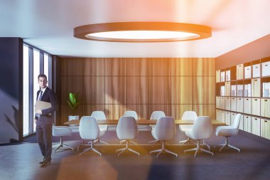 Not defterli bir iş adamı uluslararası danışmanlık şirketinin konferans odasında yapılacak şirket toplantısını düşünüyor. Genel iletişim ağı