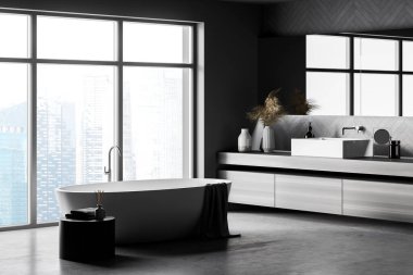 Beyaz küvet ve havlularla dolu gri banyo, ayna ve dekorasyonla dolu lavabo, yan manzara, beton zemin. Şehir manzaralı modern karanlık iç mekan ve pencere, 3D, kimseyi göstermiyor
