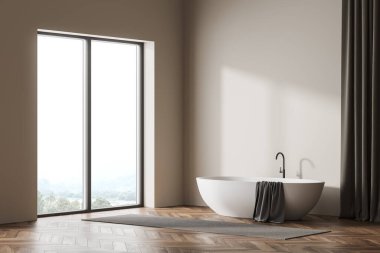 Parlak banyo içi panoramik pencere, küvet, gri havlu, perde, meşe ağacından parke zemin. Sağlık için temizlik ve düzenlilik kavramı. Minimalist rahat tasarım