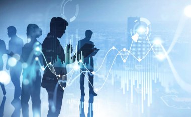 Sanal ofis alanında çalışan iş adamlarının silueti. Şehir merkezinde borsa çizgileri ve finansal tablolar, gökdelenlerle çift pozlama. Finans ve takım çalışması kavramı