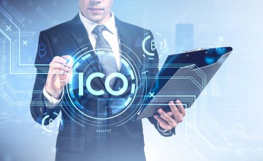 İşadamı planlayıcısını kullanarak yaklaşan kripto para biriminin ICO gündemini kontrol ediyor. Finansal hizmetler ve yeni yerel ekonomi. Çifte maruziyet. Simsar cam ekranda notlar alıyor