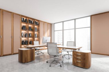 Ahşap ofis yöneticisi odası masa ve masaüstü bilgisayarı, klasörlü bej raf, beton zeminde beyaz koltuklar, yan görüş. Şehir görünümlü pencereler, 3B görüntüleme