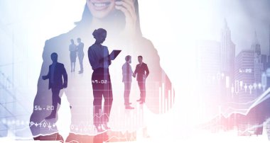 Ofisteki kadın akıllı telefon kullanıyor, borsa grafikleri şamdanlarla değişiyor. İş adamlarının takım çalışması, toplantı ve iş anlaşmasının iki katına çıkarılması. Finans ve ticaret kavramı