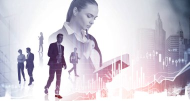 Ofisteki kadın notları okuyor, düşünüyor ve iş adamları takım çalışması yapıyor. Borsa grafik değişiklikleri, bar ve şamdanlar çizgileri, gökdelenlerle çift pozlama. Mali analiz kavramı