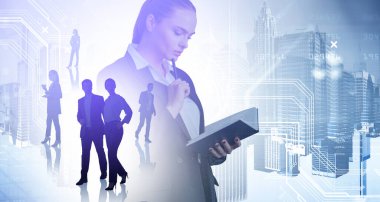 Ofisteki kadın elinde kalemle notlar okuyor, düşünüyor. Birlikte çalışan insanların ve ağ devreli gökdelenlerin iki katına çıkarılması. Bağlantı ve ilişkiler kavramı