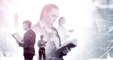 Ofisteki kadın notları okuyor ve elinde kağıtlar ve pano olan iş adamları var. Borsa ön hat çizelgesi ve gökdelenlerle çift pozlama. Mali analiz kavramı