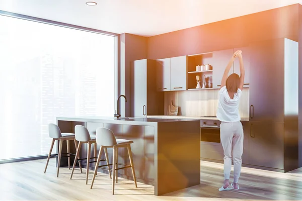 Appena Svegliato Donna Cucina Moderna Stanza Con Mobili Finestra Panoramica — Foto Stock