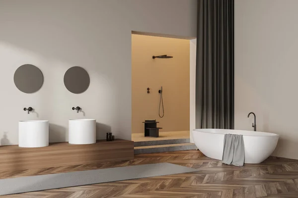 明亮的浴室内部与浴缸 闪烁着 两个水槽和镜子 橡木地板 清洁和整洁对健康的概念 简约舒适的设计 — 图库照片
