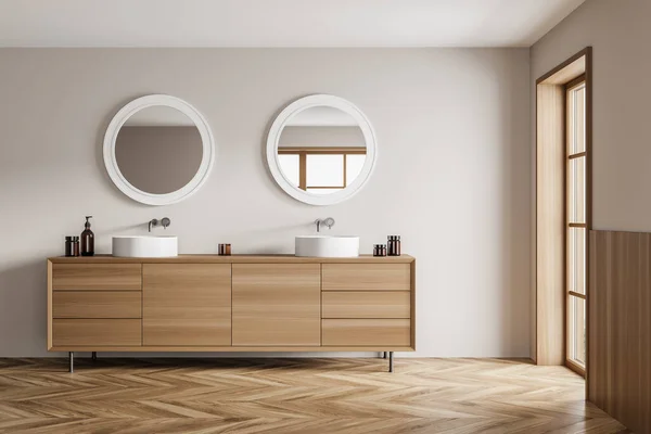 木制浴室内部有两个水槽和木制抽屉与瓶子的凝胶 两个圆形镜子 窗户和花篮地板 3D渲染没有人 — 图库照片