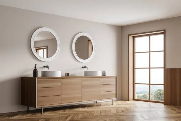 木制浴室内部有两个水槽和木制抽屉在木地板上的胶瓶 侧视图 两个圆形的镜子 窗口与农村景观 3D渲染没有人 — 图库照片