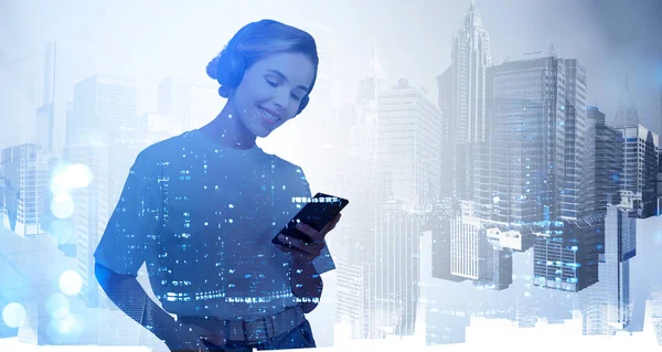 Mujer Camiseta Con Sonrisa Feliz Escribiendo Teléfono Usando Auriculares Doble — Foto de Stock