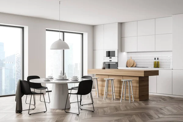 黒い椅子と食べるテーブル サイドビュー 高層ビルの窓の近くに台所用品付きの白いキッチンセット 寄木細工の床にミニマリストの家具 3Dレンダリング付きの白いキッチンルームのインテリア — ストック写真