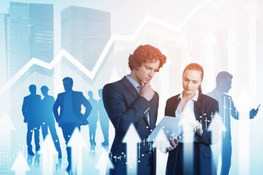 Borsa değişiklikleri üzerinde çalışan bir grup iş adamı. Şamdanlı eski çizelge. Çifte maruziyet. Takım çalışması, toplantı ve hava tahmini. Finans ve ticaret kavramı