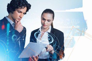 İki iş adamı gazeteye dalgın dalgın bakıyor. Dünya küresi ve borsa değişiklikleri ile çifte maruz kalma, veri bilgi sembolleri. Mali analiz ve takım çalışması kavramı