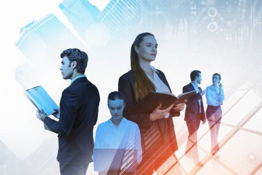 İş adamları kağıt ve notlar, dizüstü bilgisayar ve tartışma okuyor. Birlikte çalışan insanların ve dijital simgelerin iki katına çıkarılması. İletişim ve takım çalışması kavramı