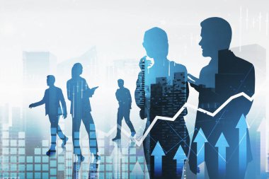 Borsa davranışlarını tahmin etmek için analitiği araştıran bir grup iş adamı. Arka planda şehir merkezinin eski şeması ve hologramı. Çift pozlama.