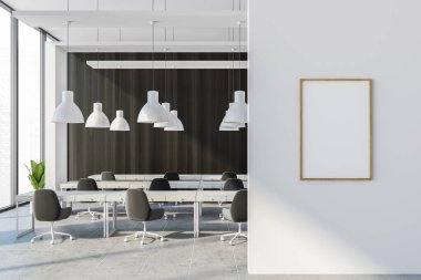 Beyaz açık çalışma alanı. Sıralı siyah sandalyeler ve fayanslı zeminde beyaz masalar. Şehir manzaralı bitki ve pencereler. Duvardaki çerçeve kopyalama alanı 3 boyutlu, kimseyi oluşturmuyor