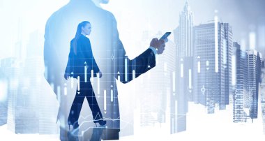 Ofisteki kadın yürüyor ve adam elinde akıllı telefon kullanıyor. Gökdelenler, borsa şamdanlar ve çizgi dinamikleri, çift pozlama. Tüccar ve teknoloji kavramı