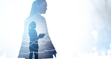 Elinde cihaz olan bir ofis kadını. Gökdelenler ve borsa çizgileri dinamik, rakamlar ve çift pozlama grafiği. Tüccar ve mali danışman kavramı