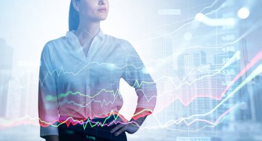 Beyaz gömlekli, binalı ve yükselen borsa grafik değişiklikleri yapan yakışıklı bir ofis kadını. Ofis çalışanı, tüccar ve mali analiz kavramı