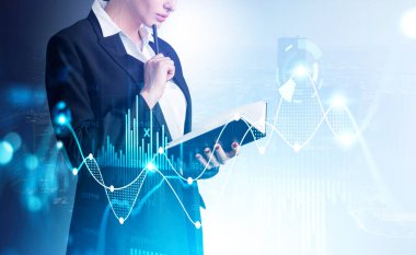 İş kadını defterdeki notları kontrol ediyor. Borsa değişikliklerinin dijital grafiği. Mavi beyaz çizgilere çifte maruz kalma, artan göstergeler. Çevrimiçi ticaret ve veri analizi kavramı