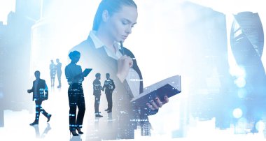 Ofisteki kadın elinde kalemle notlar okuyor, birlikte çalışan insanları ve gece gökdelenlerini iki kez gösteriyor. Şirket ve sekreter ortaklığı kavramı