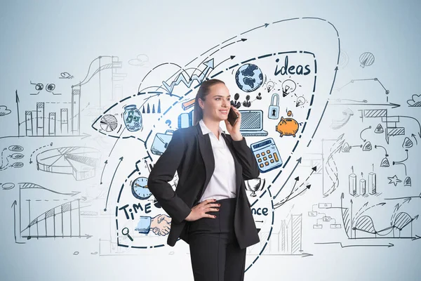 İş kadını, akıllı telefondan arıyor. İş stratejisi planı, grafik değişiklikleri, ikonlar ve dinamiklerle çizim, pasta ve bar. Finansal analiz kavramı ve yeni iş fikirleri.