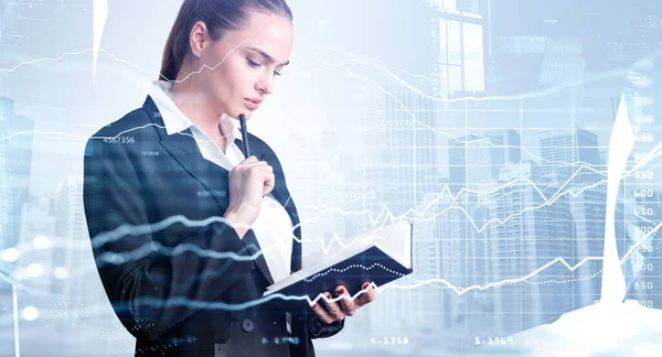 Kadını Defterdeki Notları Kontrol Ediyor Borsa Değişikliklerinin Dijital Grafiği Hologram — Stok fotoğraf