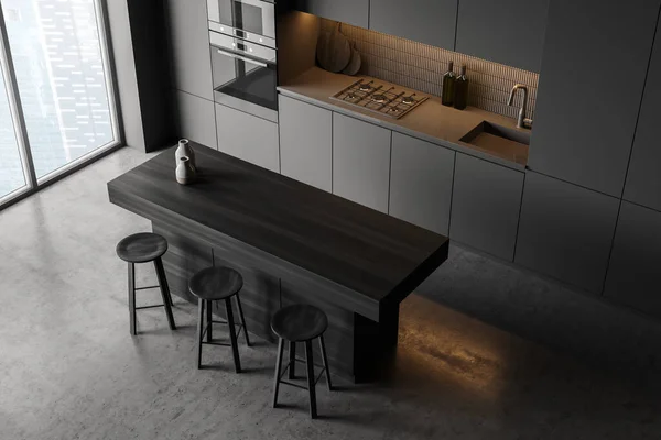 Ruang Dapur Gelap Dengan Meja Dan Tiga Kursi Bar Pandangan — Stok Foto