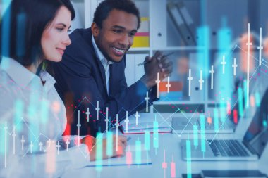 Yeni ticaret stratejisi geliştirmek için birlikte çalışan iki işadamı. Borsa değişiklikleri, iş şamdanları grafiği. Çifte maruziyet. İnternet ticareti kavramı