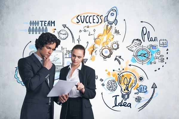 Geschäftsmann Und Geschäftsfrau Analysieren Geschäftsakten Und Stehen Neben Dem Strategieplan — Stockfoto