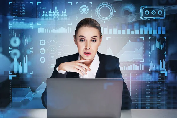 Attraktive Geschäftsfrau Sitzt Arbeitsplatz Vor Dem Laptop Lehnt Auf Dem — Stockfoto