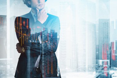 Çapraz kollar içindeki başarılı tüccar, borsanın olumlu davranışlarını düşlüyor. Şirket finans fonunda ticaret. Eski finansal çizelge. - New York. Çift pozlama.