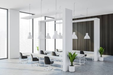 Beyaz açık çalışma alanı. Sıralı siyah sandalyeler ve fayanslı zeminde beyaz masalar, yan görüş, gökdelenli bitki ve pencere. Modern ofis odası, 3 boyutlu, kimseyi göstermiyor.