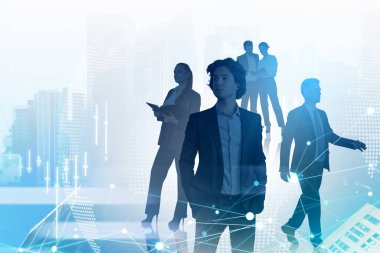 Çeşitli genç iş adamları birlikte çalışıyor. Gökdelenler, borsa, şamdanlar, dinamikler, bar çizelgeleri, çifte maruz kalma. Dünya çapında finansal danışmanlık kavramı