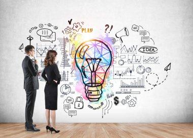 İş adamı ve iş kadını ayakta düşünen, ağ bağlantısı, grafikler ve finansal analizlerle çevrili ampul çizimi yapan. Takım çalışması ve iş planı kavramı