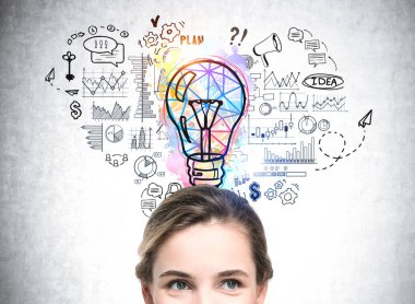 Düşünen kadın bakışı, gözleri ve alnı. Ağ, grafik ve finansal analiz simgeleriyle ampul çizimi. İletişim ve iş süreci. Yeni fikirler ve yaratıcılık kavramı