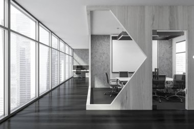 Ahşap toplantı odasının içinde siyah koltuklar ve projeksiyon ekranı, siyah parke zemin ve gökdelenlerin manzaralı penceresi var. İş binasındaki ofis minimalist mobilyaları, 3D görüntüleme