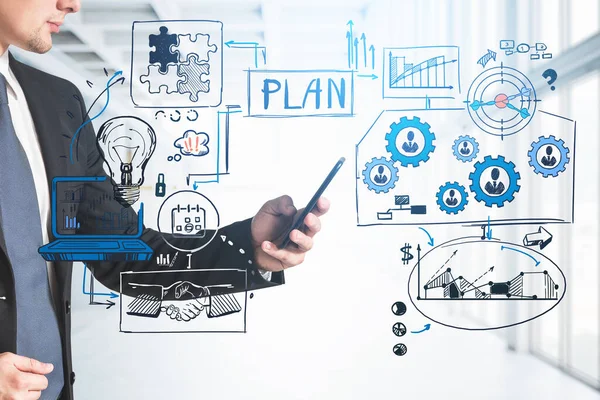 Siyah takım elbiseli bir ofis çalışanı, akıllı telefon daktilosu, iş stratejisi planı, çift pozlama, finansal analiz ve çalışma süreci. Teknoloji kavramı ve başlangıç