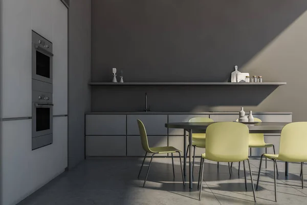 Cozinha Escura Com Mesa Jantar Preta Várias Cadeiras Verdes Piso — Fotografia de Stock
