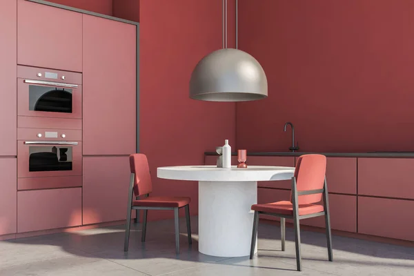 Cozinha Brilhante Com Mesa Redonda Branca Duas Cadeiras Vermelhas Chão — Fotografia de Stock