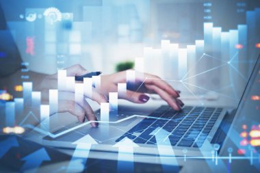 İşkadını elleri ya da borsa grafikleri ve finansal göstergelerini analiz eden borsa işkadını elleri bilgisayar kullanarak hisse senedi veya satışı, internet ticareti