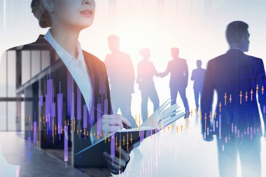 Takım elbiseli bir ofis kadını notlar yazıyor, ortaklarla takım çalışması ve anlaşma yapıyor. Yükselen şamdanlarla grafikler değişiyor. Finans ve iletişim kavramı